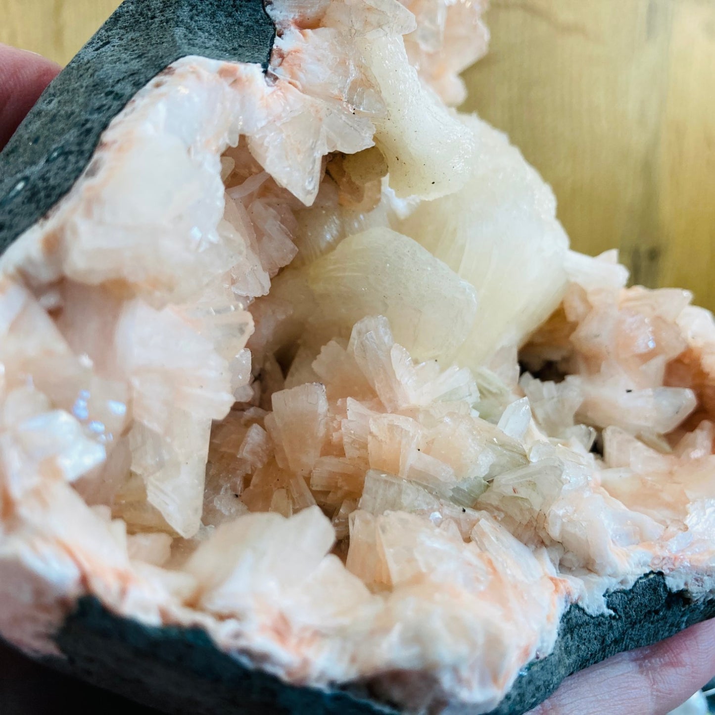 Heulandit geoda s stilbitom #04