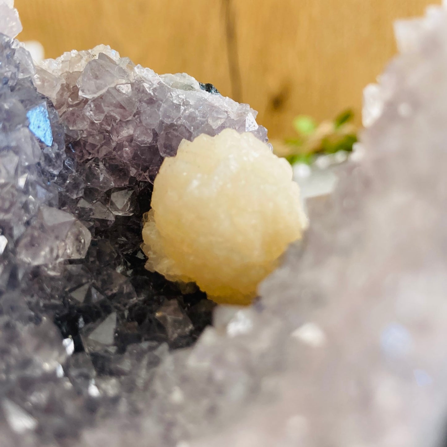 Ametist geoda s stilbitom