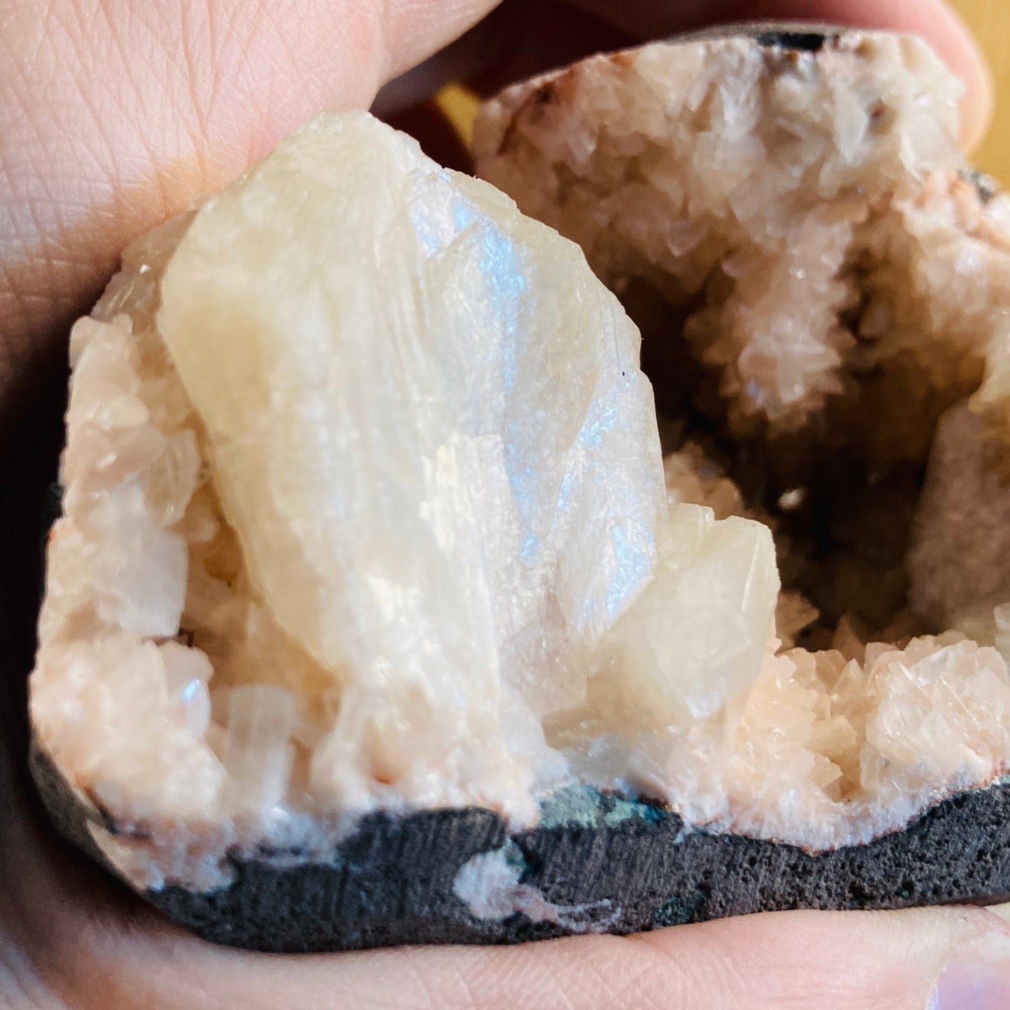 Heulandit geoda s stilbitom #03