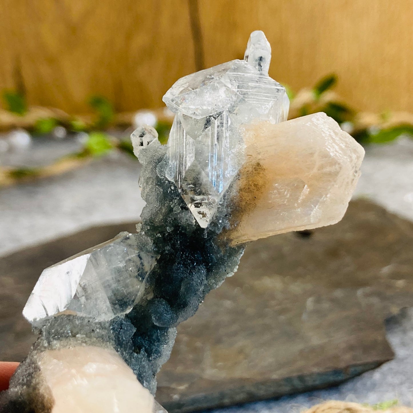 Stilbit z apofilitom, kalcedonom in kalcitom #01