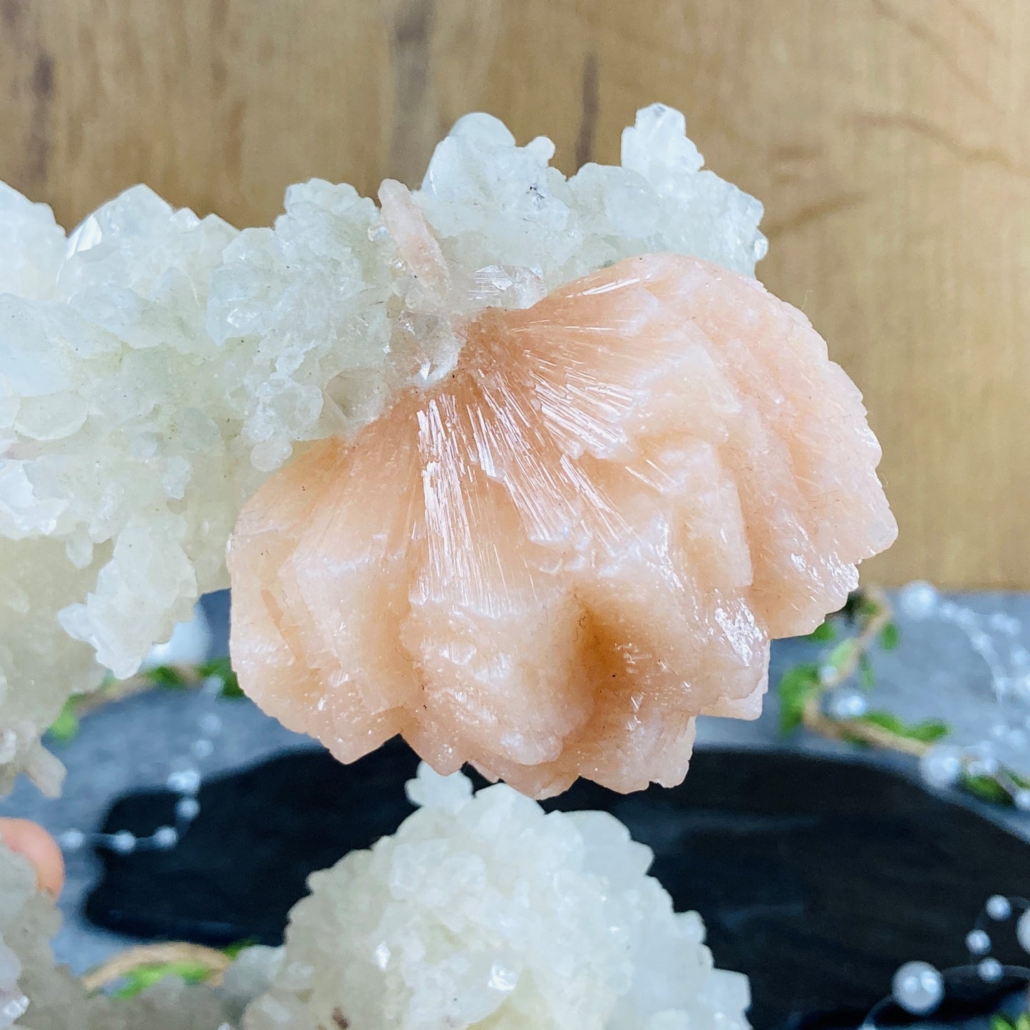 Stilbit z apofilitom in kalcitom