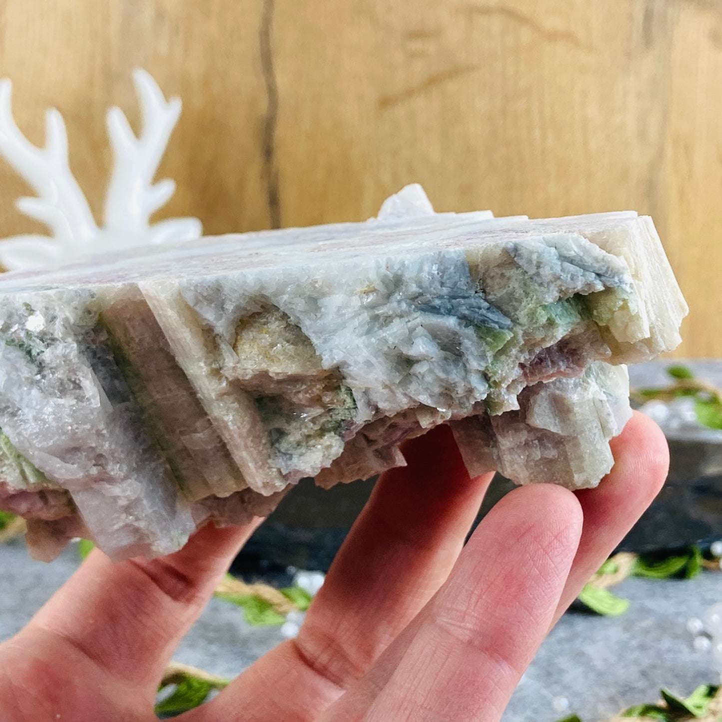 Zeleni in rožnati turmalin na albitu