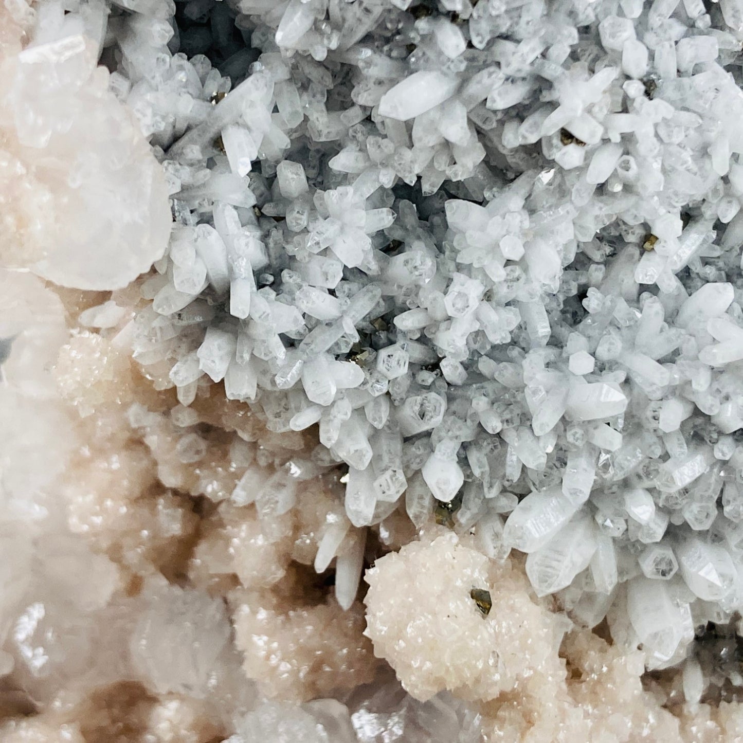 Rodokrozit s kalcitom in kremenom