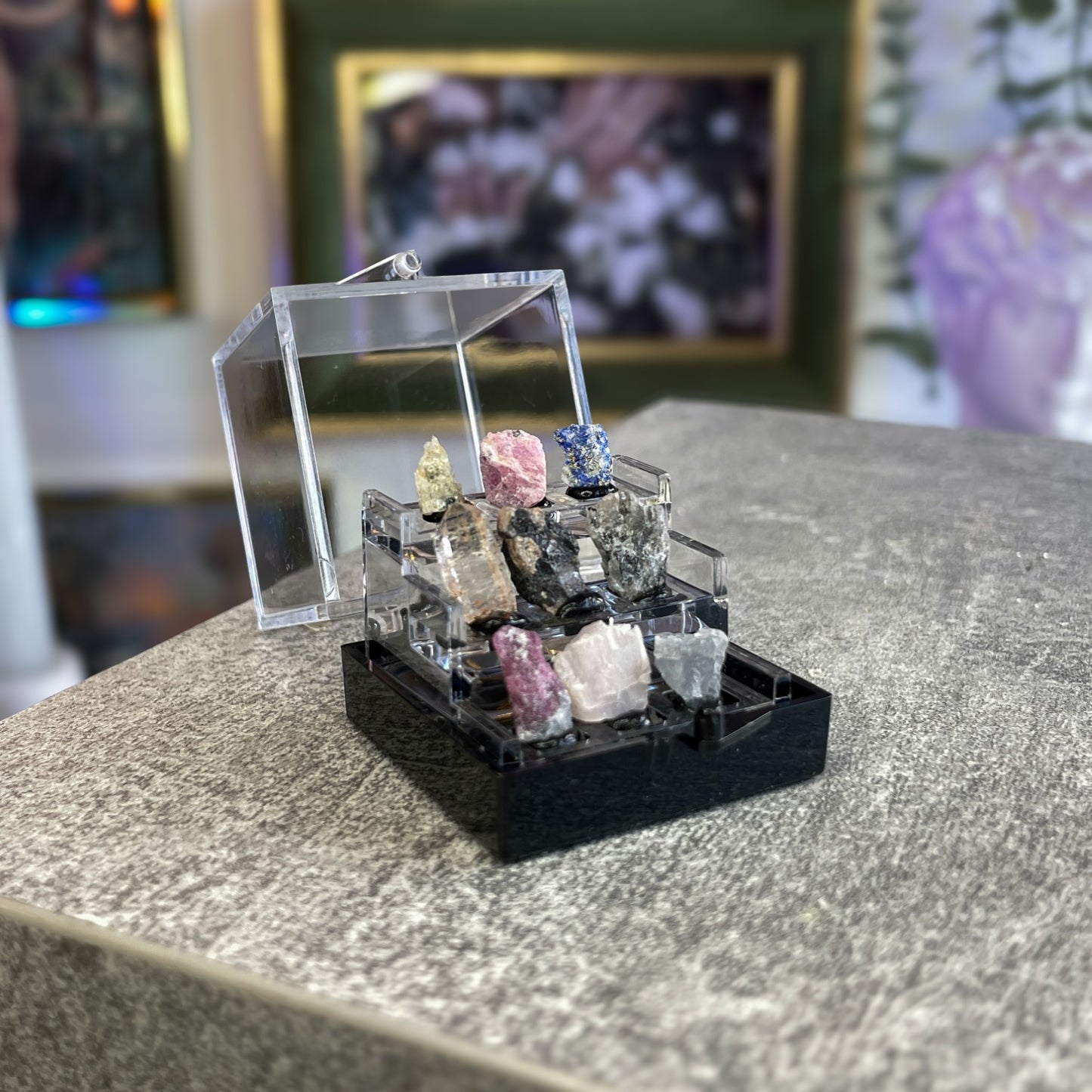 UV reaktivni minerali v vitrini