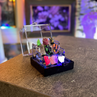 UV reaktivni minerali v vitrini